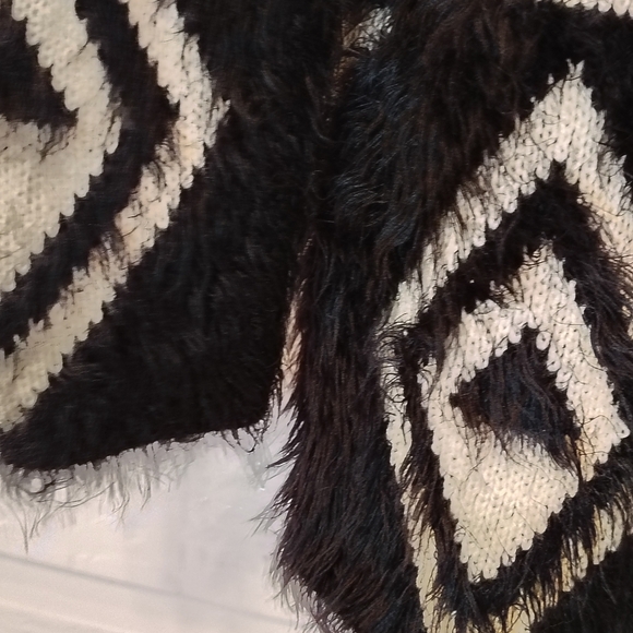 Michelle Nicole Women's Small  Black White Shaggy Open Cardigan Soft Cozy Aztec - Picture 3 of 8